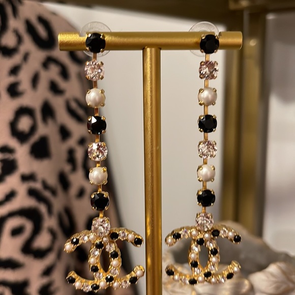 ✨🖤 Gorgeous Chanel Resin Crystal Pearl Long Drop Gold Earrings🖤✨ - Picture 5 of 9